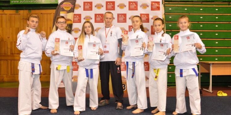 Trener Andrzej Horna ze swoimi podopiecznymi / Klub Karate Morawica