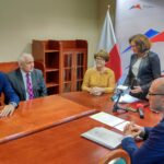 Kielce. Wręczenie promes na usuwanie skutków klęsk żywiołowych. Od lewej: poseł PiS Maria Zuba, wojewoda świętokrzyski Agata Wojtyszek i senator PiS Krzysztof Słoń / Marcin Różyc / Radio Kielce