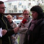 Kielce. Program Radia Kielce i TVP3 Kielce - problem bezpańskich zwierząt w jednym z bloków na osiedlu Czarnów. Na zdjęciu: Anna Kołodziejczyk-Miernik z firmy Nasz Dom zarządzającej budynkiem przy ulicy Grunwaldzkiej 24 / Krzysztof Bujnowicz / Radio Kielce