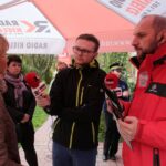 Kielce. Program Radia Kielce i TVP3 Kielce - problem bezpańskich zwierząt w jednym z bloków na osiedlu Czarnów. Na zdjęciu: Dagmara Mazurek-Głodowicz, kielecki Oddział Towarzystwa Opieki nad Zwierzętami w Polsce / Krzysztof Bujnowicz / Radio Kielce