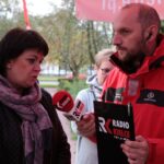 Kielce. Program Radia Kielce i TVP3 Kielce - problem bezpańskich zwierząt w jednym z bloków na osiedlu Czarnów. Na zdjęciu: Anna Kołodziejczyk-Miernik z firmy Nasz Dom zarządzającej budynkiem przy ulicy Grunwaldzkiej 24 / Krzysztof Bujnowicz / Radio Kielce