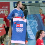 8. kolejka PGNiG Superligi Orlen Wisła Płock - PGE Vive Kielce. Valentun Ghionea z pamiątkową koszulką z okazji zdobycia 1000 bramek w barwach Orlenu Wisły Płock / Krzysztof Bujnowicz / Radio Kielce