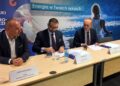 Podpisanie umowy ws. klas patronackich. Od lewej: Szymon Mazurkiewicz, dyrektor Kieleckiego Parku Technologicznego, Łukasz Dziedzic, Prezes Zarządu EkoEnergia Polska sp. z o.o. oraz Tomasz Kozieł, dyrektor Zespołu Szkół Informatycznych w Kielcach / Daniel Lenart / Radio Kielce