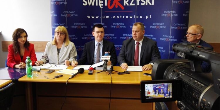 Podpisanie umowy pomiędzy Zarządem Województwa a Świętokrzyskim Zarządem Melioracji i Urządzeń Wodnych na budowę polderów przeciwpowodziowych w Bodzechowie.