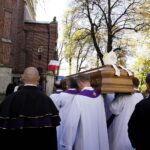 Sandomierz. Uroczystości pogrzebowe biskupa-seniora Wacława Świerzawskiego. Procesja do bazyliki katedralnej / Jarosław Kubalski / Radio Kielce