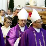 Sandomierz. Uroczystości pogrzebowe biskupa-seniora Wacława Świerzawskiego. Procesja do bazyliki katedralnej / Jarosław Kubalski / Radio Kielce