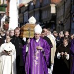 Sandomierz. Uroczystości pogrzebowe biskupa-seniora Wacława Świerzawskiego. Procesja do bazyliki katedralnej / Jarosław Kubalski / Radio Kielce