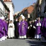 Sandomierz. Uroczystości pogrzebowe biskupa-seniora Wacława Świerzawskiego. Procesja do bazyliki katedralnej / Jarosław Kubalski / Radio Kielce