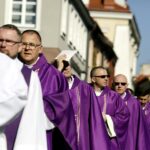 Sandomierz. Uroczystości pogrzebowe biskupa-seniora Wacława Świerzawskiego. Procesja do bazyliki katedralnej / Jarosław Kubalski / Radio Kielce