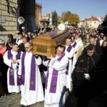 Sandomierz. Uroczystości pogrzebowe biskupa-seniora Wacława Świerzawskiego. Procesja do bazyliki katedralnej / Jarosław Kubalski / Radio Kielce