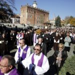 Sandomierz. Uroczystości pogrzebowe biskupa-seniora Wacława Świerzawskiego. Procesja do bazyliki katedralnej / Jarosław Kubalski / Radio Kielce