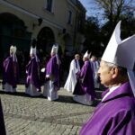 Sandomierz. Uroczystości pogrzebowe biskupa-seniora Wacława Świerzawskiego. Procesja do bazyliki katedralnej / Jarosław Kubalski / Radio Kielce