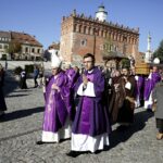 Sandomierz. Uroczystości pogrzebowe biskupa-seniora Wacława Świerzawskiego. Procesja do bazyliki katedralnej / Jarosław Kubalski / Radio Kielce