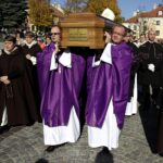 Sandomierz. Uroczystości pogrzebowe biskupa-seniora Wacława Świerzawskiego. Procesja do bazyliki katedralnej / Jarosław Kubalski / Radio Kielce