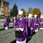 Sandomierz. Uroczystości pogrzebowe biskupa-seniora Wacława Świerzawskiego. Procesja do bazyliki katedralnej / Jarosław Kubalski / Radio Kielce