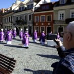 Sandomierz. Uroczystości pogrzebowe biskupa-seniora Wacława Świerzawskiego. Procesja do bazyliki katedralnej / Jarosław Kubalski / Radio Kielce
