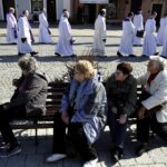 Sandomierz. Uroczystości pogrzebowe biskupa-seniora Wacława Świerzawskiego. Procesja do bazyliki katedralnej / Jarosław Kubalski / Radio Kielce