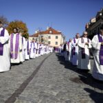 Sandomierz. Uroczystości pogrzebowe biskupa-seniora Wacława Świerzawskiego. Procesja do bazyliki katedralnej / Jarosław Kubalski / Radio Kielce
