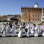 Sandomierz. Uroczystości pogrzebowe biskupa-seniora Wacława Świerzawskiego. Procesja do bazyliki katedralnej / Jarosław Kubalski / Radio Kielce