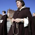 Sandomierz. Uroczystości pogrzebowe biskupa-seniora Wacława Świerzawskiego. Procesja do bazyliki katedralnej / Jarosław Kubalski / Radio Kielce