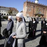 Sandomierz. Uroczystości pogrzebowe biskupa-seniora Wacława Świerzawskiego. Procesja do bazyliki katedralnej / Jarosław Kubalski / Radio Kielce