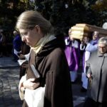 Sandomierz. Uroczystości pogrzebowe biskupa-seniora Wacława Świerzawskiego. Procesja do bazyliki katedralnej / Jarosław Kubalski / Radio Kielce