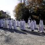 Sandomierz. Uroczystości pogrzebowe biskupa-seniora Wacława Świerzawskiego. Procesja do bazyliki katedralnej / Jarosław Kubalski / Radio Kielce