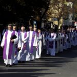 Sandomierz. Uroczystości pogrzebowe biskupa-seniora Wacława Świerzawskiego. Procesja do bazyliki katedralnej / Jarosław Kubalski / Radio Kielce