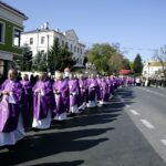 Sandomierz. Uroczystości pogrzebowe biskupa-seniora Wacława Świerzawskiego. Procesja do bazyliki katedralnej / Jarosław Kubalski / Radio Kielce
