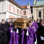 Sandomierz. Uroczystości pogrzebowe biskupa-seniora Wacława Świerzawskiego. Procesja do bazyliki katedralnej / Jarosław Kubalski / Radio Kielce