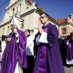 Sandomierz. Uroczystości pogrzebowe biskupa-seniora Wacława Świerzawskiego. Procesja do bazyliki katedralnej / Jarosław Kubalski / Radio Kielce