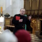 Święty Krzyż. Wystawa misyjna i spotkanie ojcem misjonarzem Władysławem Koziołem / Jarosław Kubalski / Radio Kielce