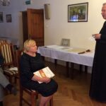 Promocja przewodnika po Pustelni Złotego Lasu. Z prawej: ks. Wiesław Kowalewski, dyrektor pustelni / Grażyna Szlęzak-Wójcik / Radio Kielce