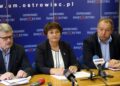 Lokatorzy Hutnika mają już ciepło - Radio Kielce Konferencja w Urzędzie Miasta w sprawie ogrzewania w SM Hutnik. Od lewej: prezes Miejskiej Energetyki Cieplnej Dariusz Wojtas, wiceprezydent Ostrowca Marzena Dębniak, wiceprezes MEC-u Artur Łakomiec / Anna Głąb / Radio Kielce