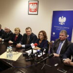 Senator Krzysztof Słoń, poseł Krzysztof Lipiec, poseł Anna Krupka, wiceminister Marek Tombarkiewicz, wojewoda Agata Wojtyszek, dyrektor szpitala zespolonego Andrzej Domański i marszałek województwa świętokrzyskiego Adam Jarubas / Jarosław Kubalski / Radio Kielce