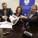 Poseł Anna Krupka, wiceminister Marek Tombarkiewicz, wojewoda Agata Wojtyszek, dyrektor szpitala zespolonego Andrzej Domański / Jarosław Kubalski / Radio Kielce