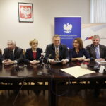 Senator Krzysztof Słoń, poseł Krzysztof Lipiec, poseł Anna Krupka, wiceminister Marek Tombarkiewicz, wojewoda Agata Wojtyszek, dyrektor szpitala zespolonego Andrzej Domański i marszałek województwa świętokrzyskiego Adam Jarubas / Jarosław Kubalski / Radio Kielce