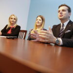 Kielce. Otwarcie biura poselskiego Kukiz ’15 przy ulicy Staszica 5. Posłowie Agnieszka Ścigaj, Elżbieta Zielińska i Jakub Kulesza / Jarosław Kubalski / Radio Kielce