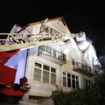 07.10.2017 Kielce. Pożar przy ulicy Okrzei. Straż pożarna gasi ogień na poddaszu budynku / Jarosław Kubalski / Radio Kielce