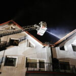 07.10.2017 Kielce. Pożar przy ulicy Okrzei. Straż pożarna gasi ogień na poddaszu budynku / Jarosław Kubalski / Radio Kielce