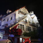 07.10.2017 Kielce. Pożar przy ulicy Okrzei. Straż pożarna gasi ogień na poddaszu budynku / Jarosław Kubalski / Radio Kielce