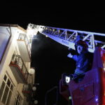 07.10.2017 Kielce. Pożar przy ulicy Okrzei. Straż pożarna gasi ogień na poddaszu budynku / Jarosław Kubalski / Radio Kielce