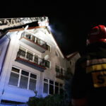 07.10.2017 Kielce. Pożar przy ulicy Okrzei. Straż pożarna gasi ogień na poddaszu budynku / Jarosław Kubalski / Radio Kielce