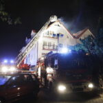 07.10.2017 Kielce. Pożar przy ulicy Okrzei. Straż pożarna gasi ogień na poddaszu budynku / Jarosław Kubalski / Radio Kielce