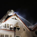 07.10.2017 Kielce. Pożar przy ulicy Okrzei. Straż pożarna gasi ogień na poddaszu budynku / Jarosław Kubalski / Radio Kielce