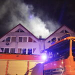 07.10.2017 Kielce. Pożar przy ulicy Okrzei. Straż pożarna gasi ogień na poddaszu budynku / Jarosław Kubalski / Radio Kielce