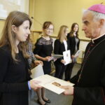 07.10.2017 Kielce. Biskup Marian Florczyk wręczył uzdolnionym uczniom stypendia im. Księdza Biskupa Czesława Kaczmarka / Jarosław Kubalski / Radio Kielce