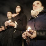 08.10.2017 Kielce. Grupa Zarażę Cie Bogiem Duszpasterstwa Akademickiego parafii Świętego Wojciecha odmawia różaniec na Placu Artystów / Jarosław Kubalski / Radio Kielce