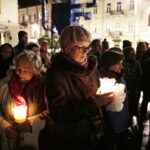 08.10.2017 Kielce. Grupa Zarażę Cie Bogiem Duszpasterstwa Akademickiego parafii Świętego Wojciecha odmawia różaniec na Placu Artystów / Jarosław Kubalski / Radio Kielce