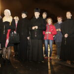 08.10.2017 Kielce. Grupa Zarażę Cie Bogiem Duszpasterstwa Akademickiego parafii Świętego Wojciecha odmawia różaniec na Placu Artystów / Jarosław Kubalski / Radio Kielce